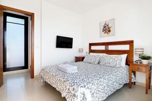 2 bedrooms, free WiFi, bed sheets - Villa Mabel with Mountain View, Wi-Fi, Garden, Pool, Jacuzzi & Terraces; Parking Available (Playa Blanca)