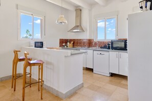 Coffee/tea maker, fridge, oven, stovetop