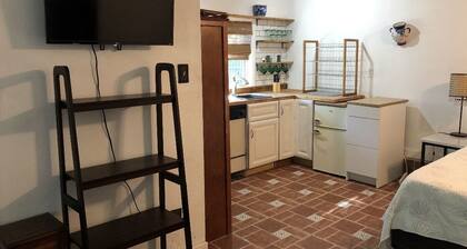 Little Casita with Private Access to Pool Near Downtown