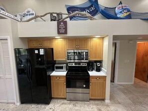 Køleskab, mikrobølgeovn, ovn, kogeplade