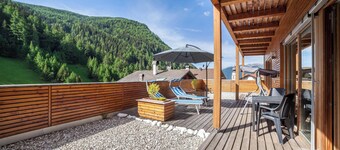 Charming Apartment “Ferienwohnung Terrasse” with Mountain View & Terrace; Parking Available