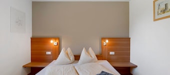 Charming Apartment “Ferienwohnung Terrasse” with Mountain View & Terrace; Parking Available