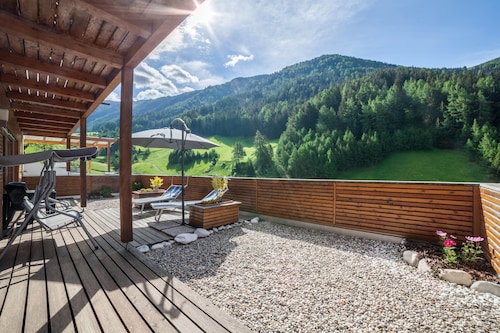 Charming Apartment “Ferienwohnung Terrasse” with Mountain View & Terrace; Parking Available