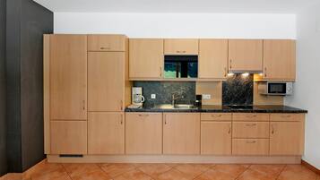 Wasserkocher mit Kaffee-/Teezubehör, Kühlschrank, Ofen, Herdplatte