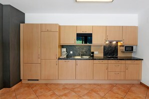Coffee/tea maker, fridge, oven, stovetop