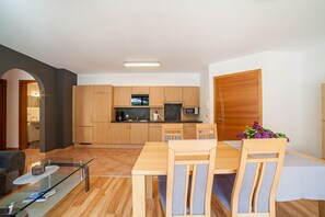 Dining - Charming Apartment “Ferienwohnung Terrasse” with Mountain View & Terrace; Parking Available (Mals)