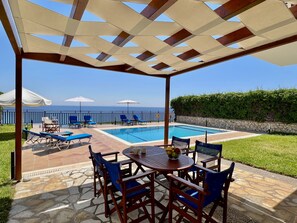 Outdoor dining - Villa Seagull (Skala)