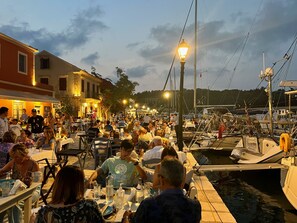 تناول الطعام بالخارج