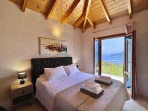 3 chambres, coffres-forts dans les chambres, fer et planche à repasser