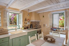 Réfrigérateur, micro-ondes, four, cafetière/bouilloire