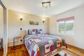 4 bedrooms, iron/ironing board, Internet, bed sheets - Spacious & bright home with spectacular views - fireplace, deck & game room (Crestline)