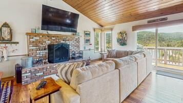 Televisio, takka, pöytäjalkapallopöytä