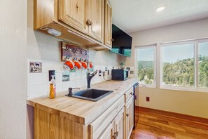 Fridge, microwave, oven, stovetop - Spacious & bright home with spectacular views - fireplace, deck & game room (Crestline)