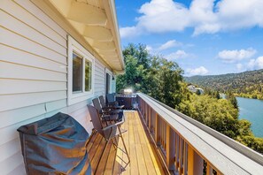 Property grounds - Spacious & bright home with spectacular views - fireplace, deck & game room (Crestline)