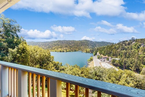 Spacious & bright home with spectacular views - fireplace, deck & game room