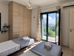 2 chambres, coffres-forts dans les chambres, fer et planche à repasser