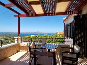 Outdoor dining - Villa Zara (Plaka)