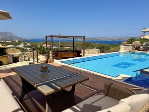 A rooftop pool with a view of the sea, a pergola, and outdoor furniture. - Villa Zara (Plaka)