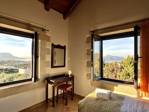 3 bedrooms, in-room safe, iron/ironing board, bed sheets - Villa Zara (Plaka)