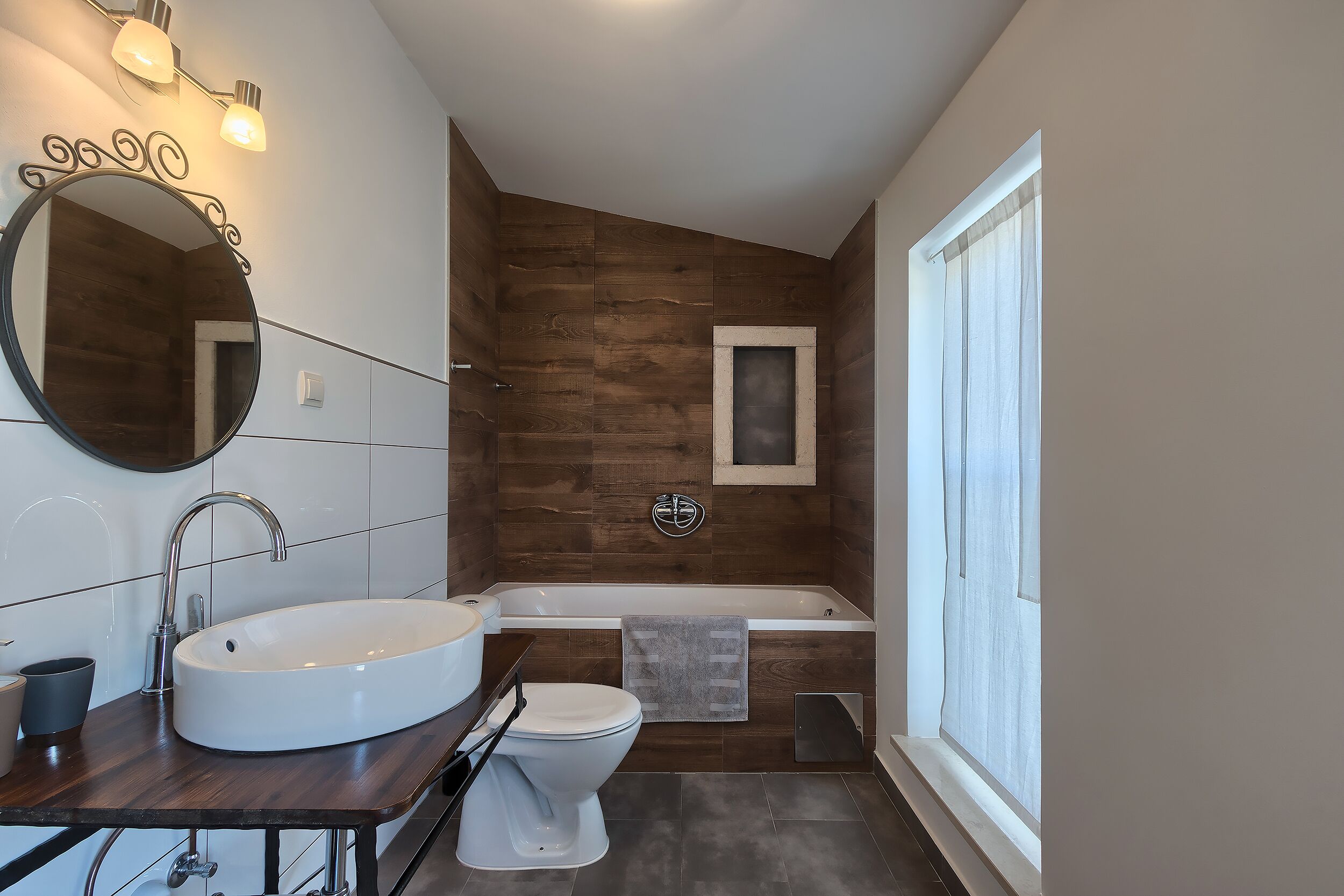Douche, séchoir à cheveux, bidet, serviettes fournies