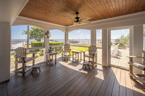 Sound Life 5 Bedroom Vacation Home, Soundfront Views with Pool Access!