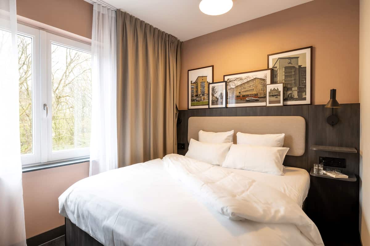 1 bedroom, premium bedding, in-room safe, laptop workspace