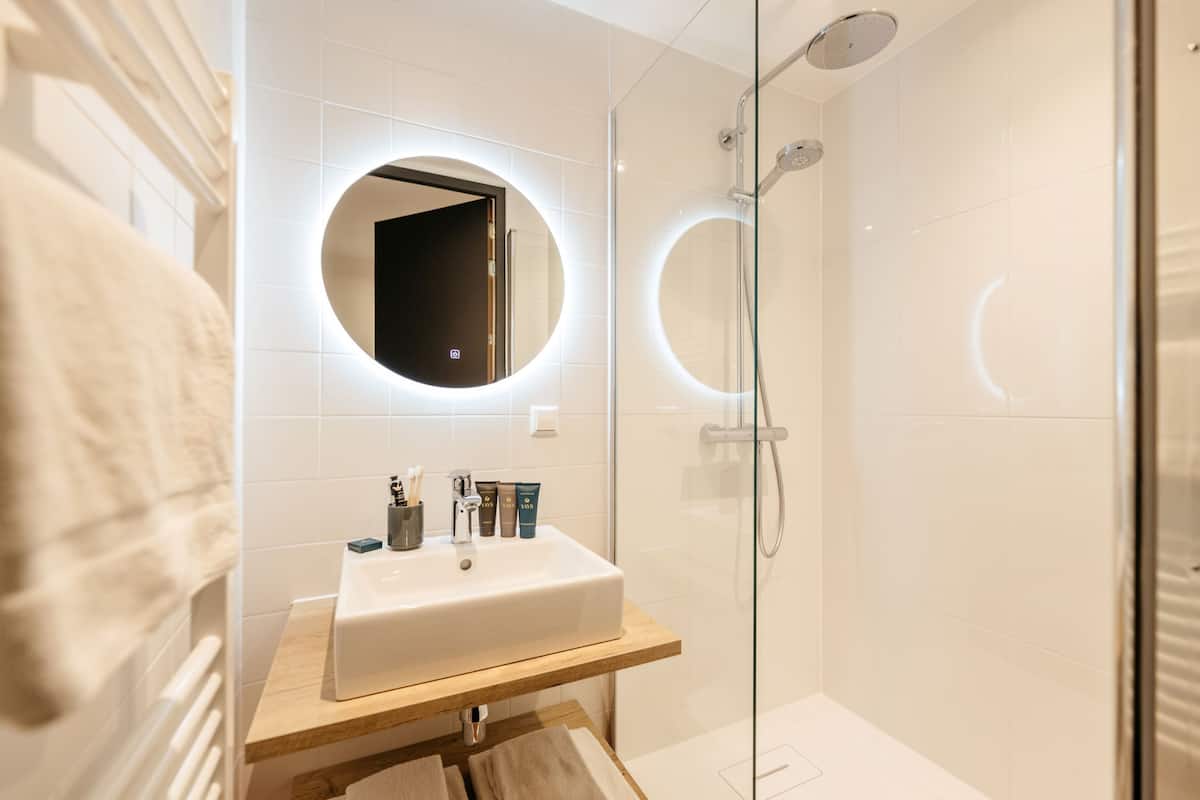 Studio | Badezimmer | Dusche, kostenlose Toilettenartikel, Haartrockner, HandtĂŒcher