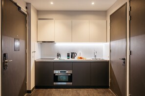 Kjøleskap, mikrobølgeovn, ovn og kokeplater