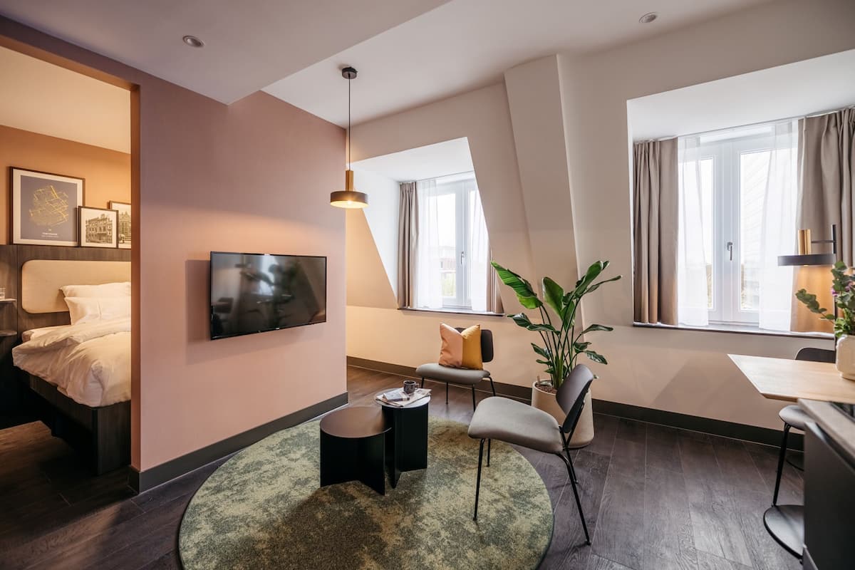 Studio | 1 bedroom, premium bedding, in-room safe, laptop workspace