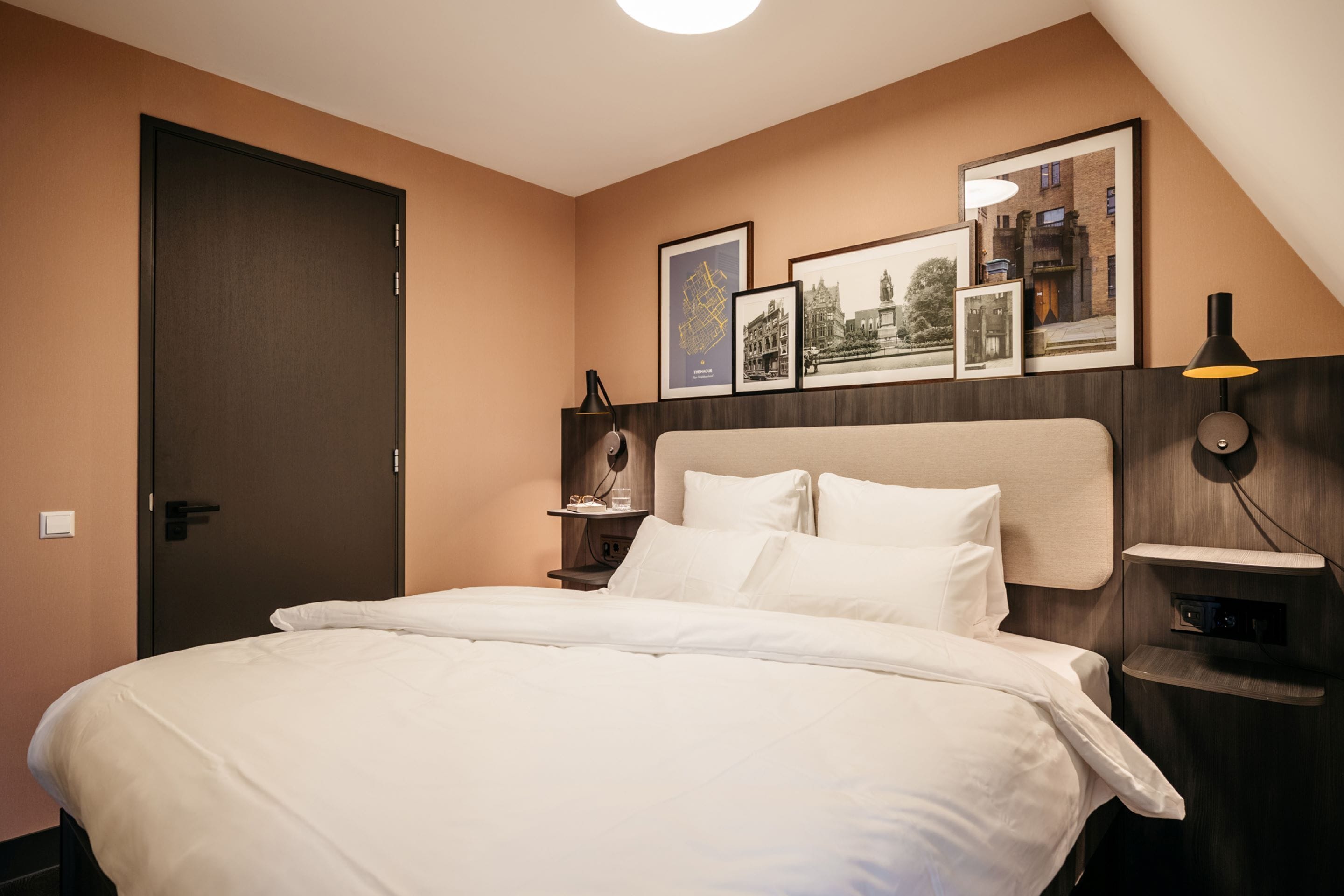 Estudio | Ropa de cama de alta calidad y caja de seguridad en la habitación 