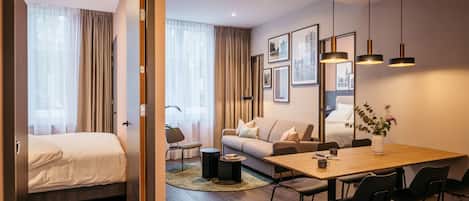 Apartment, 2 Bedrooms | 1 bilik tidur, peralatan tempat tidur premium, peti besi dalam bilik