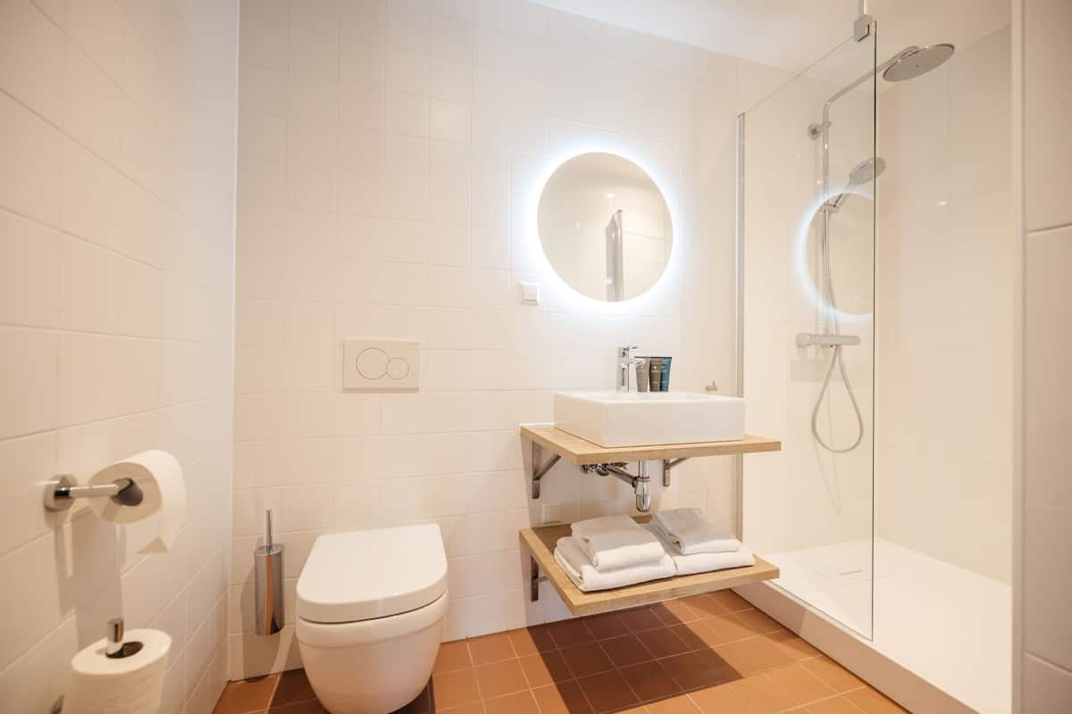 Dusche, kostenlose Toilettenartikel, Haartrockner, HandtĂŒcher