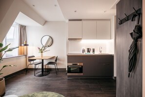 Studio | Private kitchen | Full-size fridge, microwave, oven, stovetop -  YAYS The Hague Willemspark by Numa (The Hague)