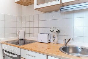 Apartamento | Cozinha privada | Geladeira grande, micro-ondas, fogão, cooktop