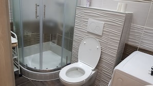 A bathroom with a glass-enclosed shower, a toilet, and a bidet. - Modern Apartment Vienna Congress Center (Vienna)