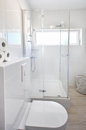 Apartment, 2 Bedrooms | Bathroom amenities
