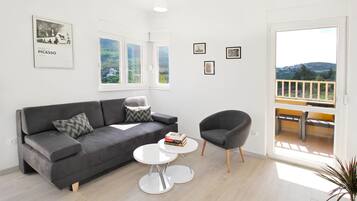 Appartamento, 2 camere da letto | Area soggiorno | TV a schermo piatto 120 cm con canali digitali, Smart TV, Netflix