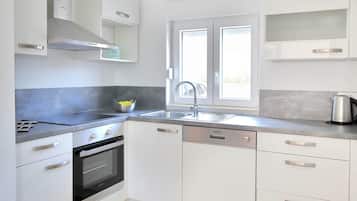 Appartamento Superior | Cucina privata | Frigorifero con congelatore, microonde, forno, piano cottura