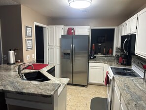 Fridge, microwave, oven, stovetop - Edgewater lake house Sanford/Orlando near SFB (Sanford)