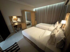 Quarto duplo júnior, várias camas | Roupas de cama antialérgicas, cortinas blackout, Wi-Fi de cortesia