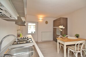 Appartamento familiare, 1 letto matrimoniale con divano letto, lato montagna (Bella Moltrasio) | Cucina privata | Frigorifero, microonde, forno, piano cottura