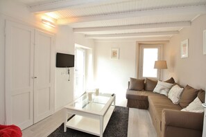 Appartamento familiare, 1 letto matrimoniale con divano letto, lato montagna (Bella Moltrasio) | Soggiorno | TV a schermo piatto 32 pollici con canali digitali, TV, caminetto