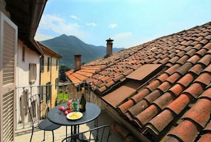 Appartamento familiare, 1 letto matrimoniale con divano letto, lato montagna (Bella Moltrasio) | Balcone