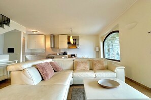 Televisión de pantalla plana, chimenea, piso con calefacción