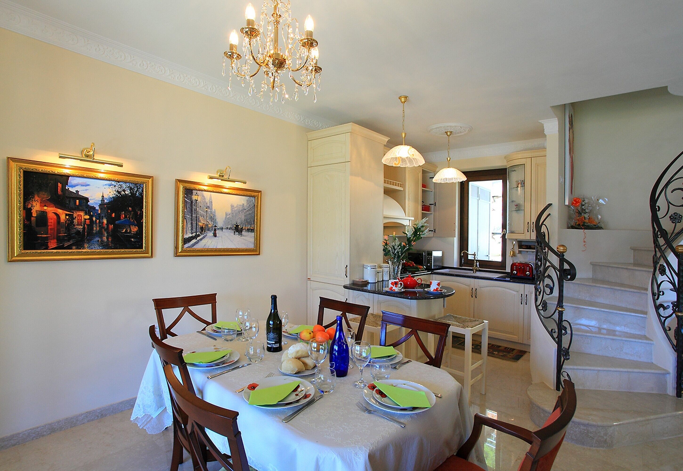 Familie villa, meerdere slaapkamers, uitzicht op gebergte (Le Petit Palais Villa) | Privékeuken | Een koelkast/vriezer, een magnetron, een oven, een kookplaat