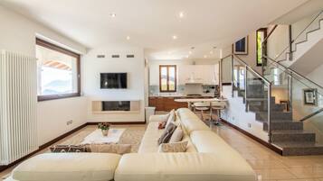 Familie villa, meerdere slaapkamers, uitzicht op gebergte (Villa Lumbini) | Woonruimte | Een 32-inch flatscreentelevisie met satellietzenders en een televisie