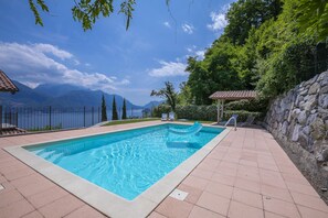 Una piscina al aire libre de temporada