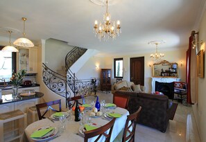 패밀리 빌라, 침실 여러 개, 산비탈 (Le Petit Palais Villa) | 다이닝룸