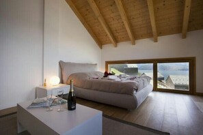 Familienapartment, Mehrere Betten, zum Garten hin (Riva Bellano Lavanda) | 3 Schlafzimmer, Bügeleisen/Bügelbrett, WLAN, Bettwäsche