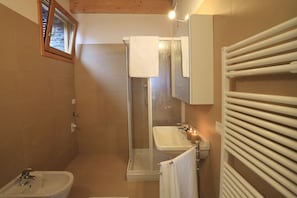 A bathroom with a shower, sink, and toilet. - Riva Bellano Lavanda (Bellano)